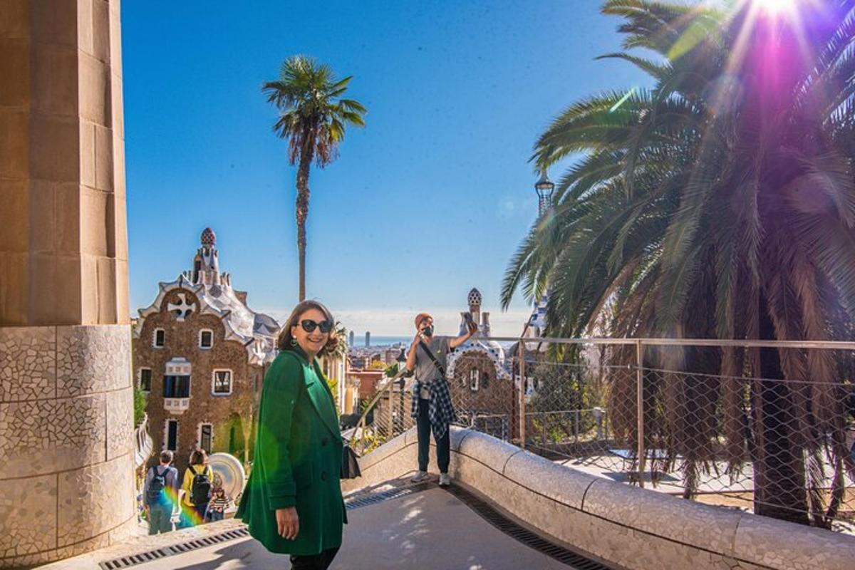 una donna in un vestito verde in piedi su un ponte