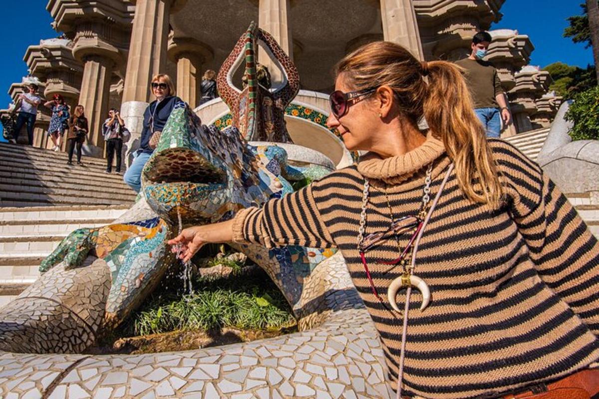una donna seduta davanti a una fontana