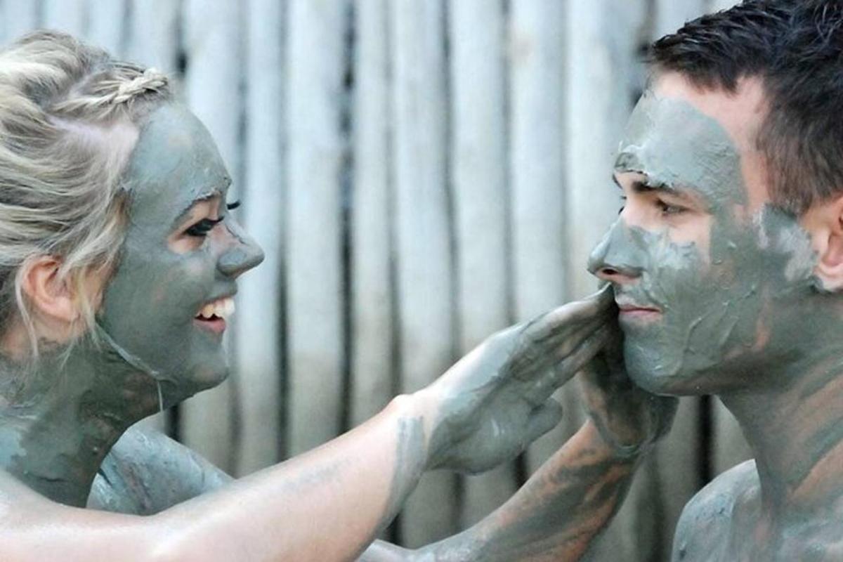 uma mulher e um homem cobertos de tinta facial