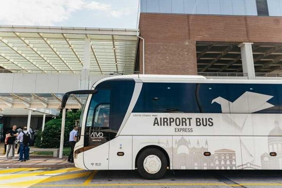 valge buss pargitud hoone ette