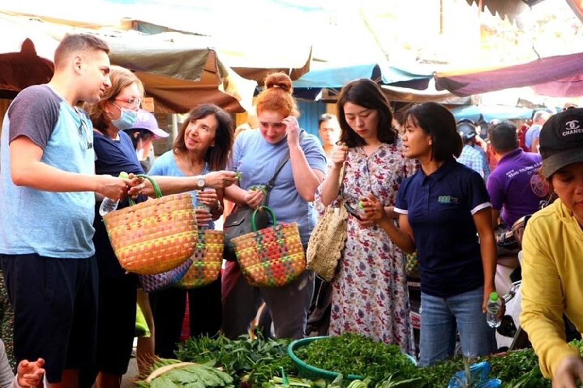 eine Gruppe von Menschen steht auf einem Markt im Freien