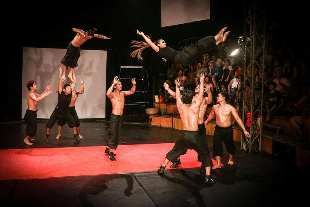 un grup d'homes fent trucs a l'escenari