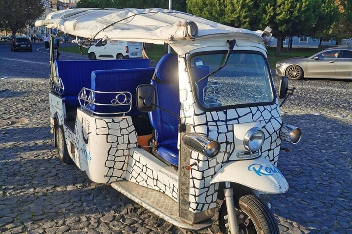 un carret de golf amb una coberta a sobre