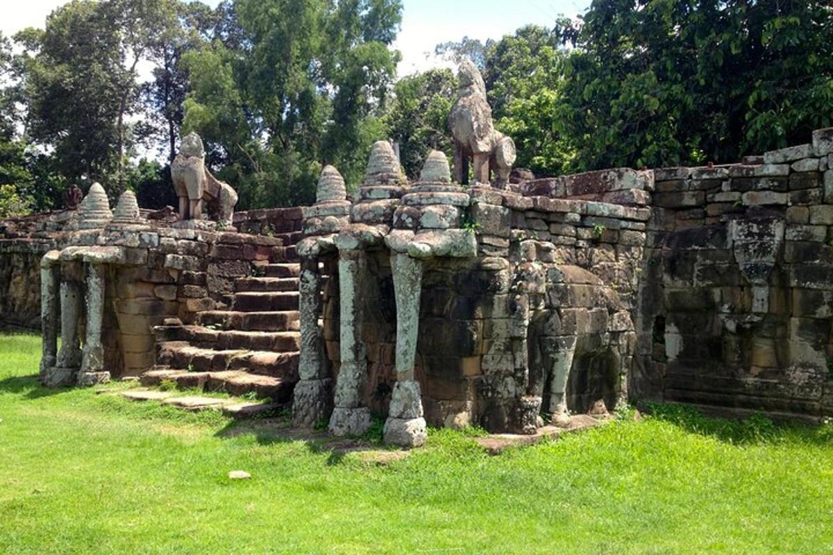dinding batu dengan patung di atasnya