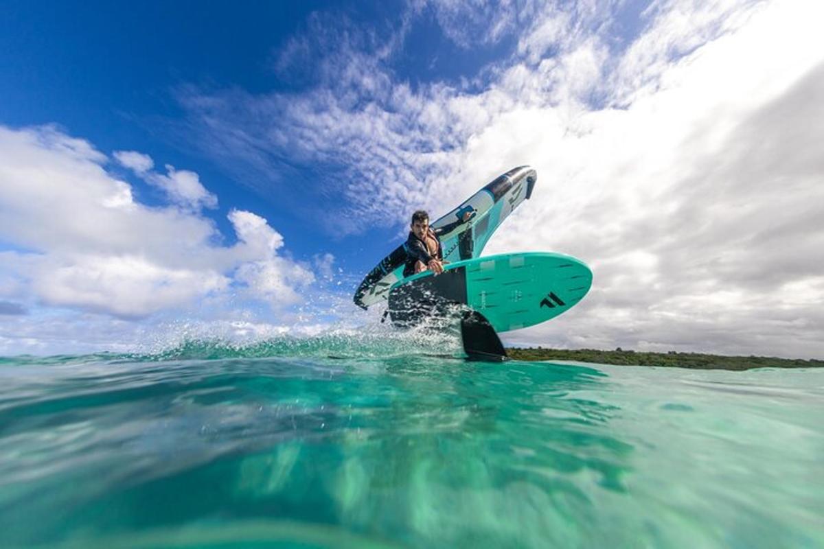 Un hombre montando una ola en una tabla de surf en el océano