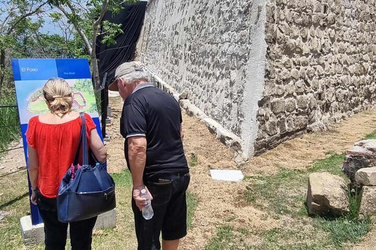 muž a žena stojící vedle zdi