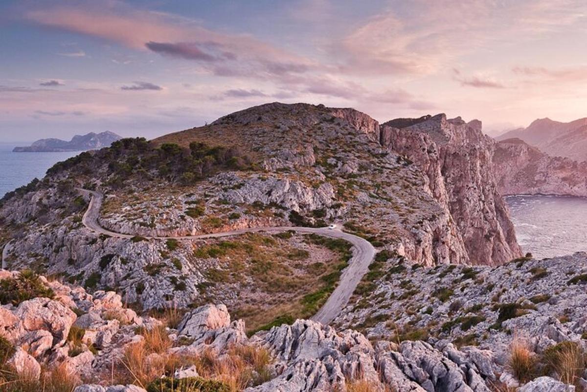 海边山上的一条蜿蜒道路