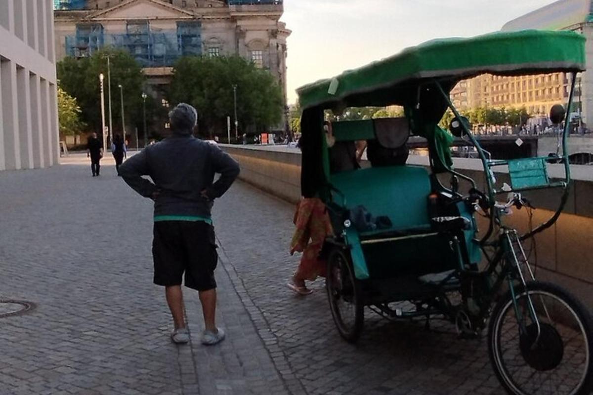 moški, ki stoji poleg kočije s konjsko vprego