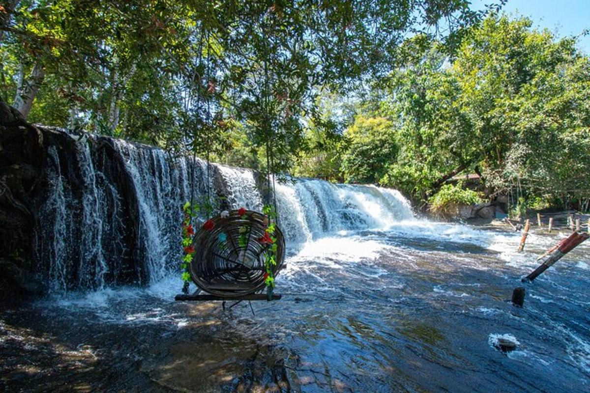 air terjun dengan kerusi di hadapannya