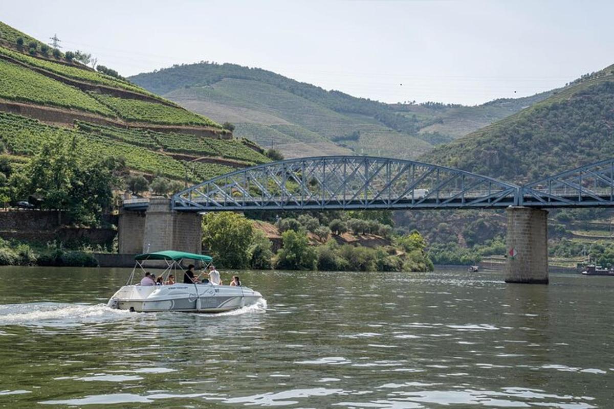 eine Gruppe von Menschen auf einem Boot im Wasser unter einer Brücke