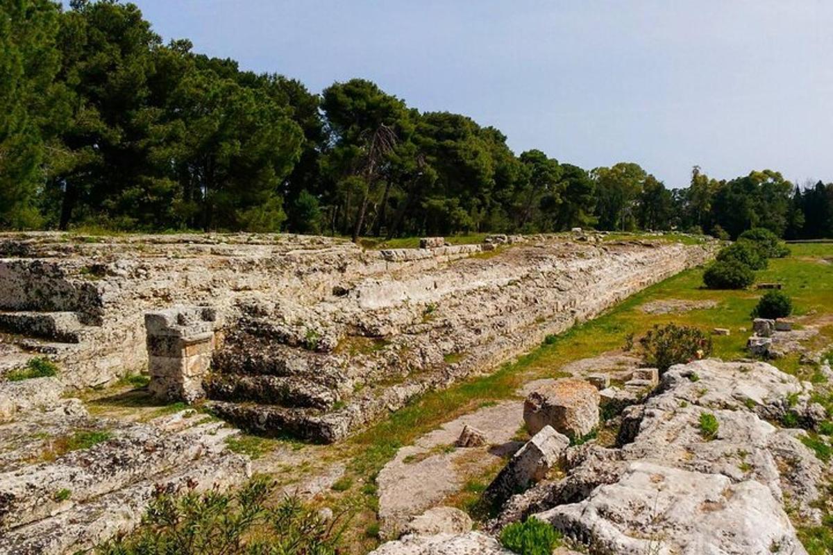 suur kivimüür, mille taustal on puud