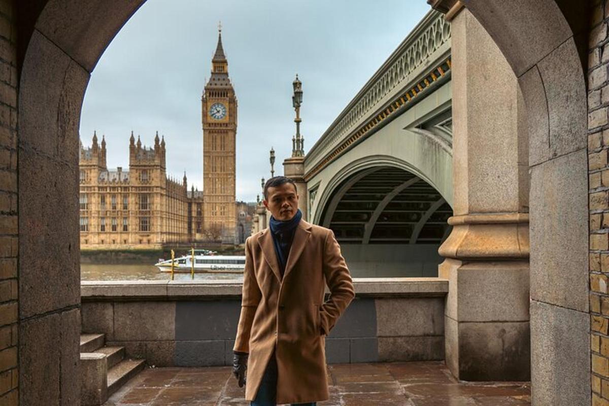 um homem parado ao lado de uma ponte com o Big Ben