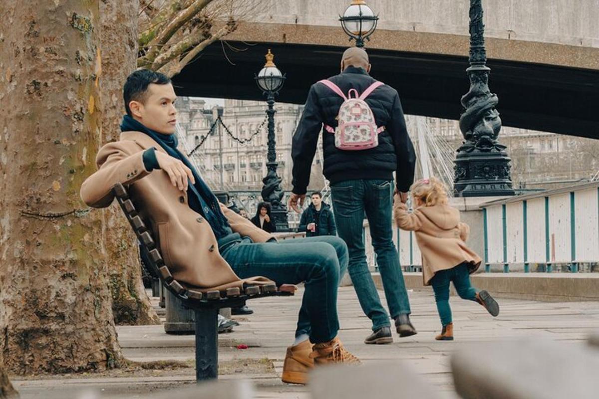 um homem sentado em um banco de um parque