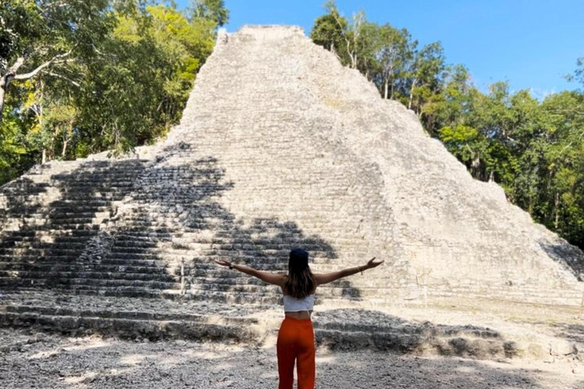 une femme debout devant une pyramide