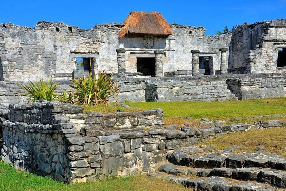un vieux bâtiment en pierre avec un mur en pierre