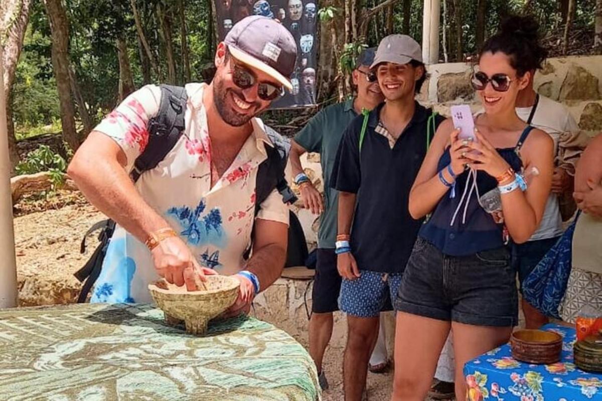 seorang pria sedang menyiapkan makanan dalam mangkuk di meja