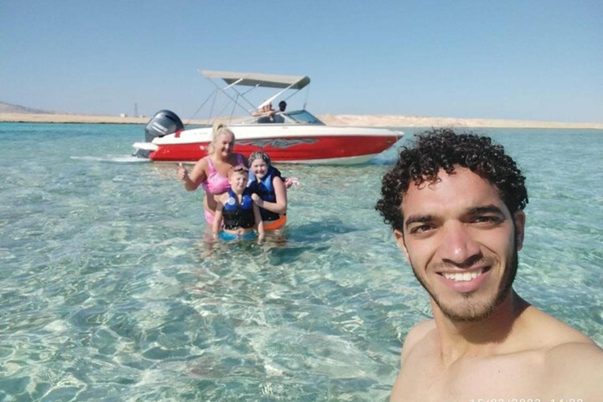 אדם עומד במים עם קבוצת אנשים