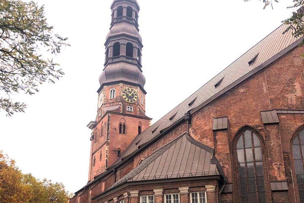 suur telliskivihoone kellatorniga