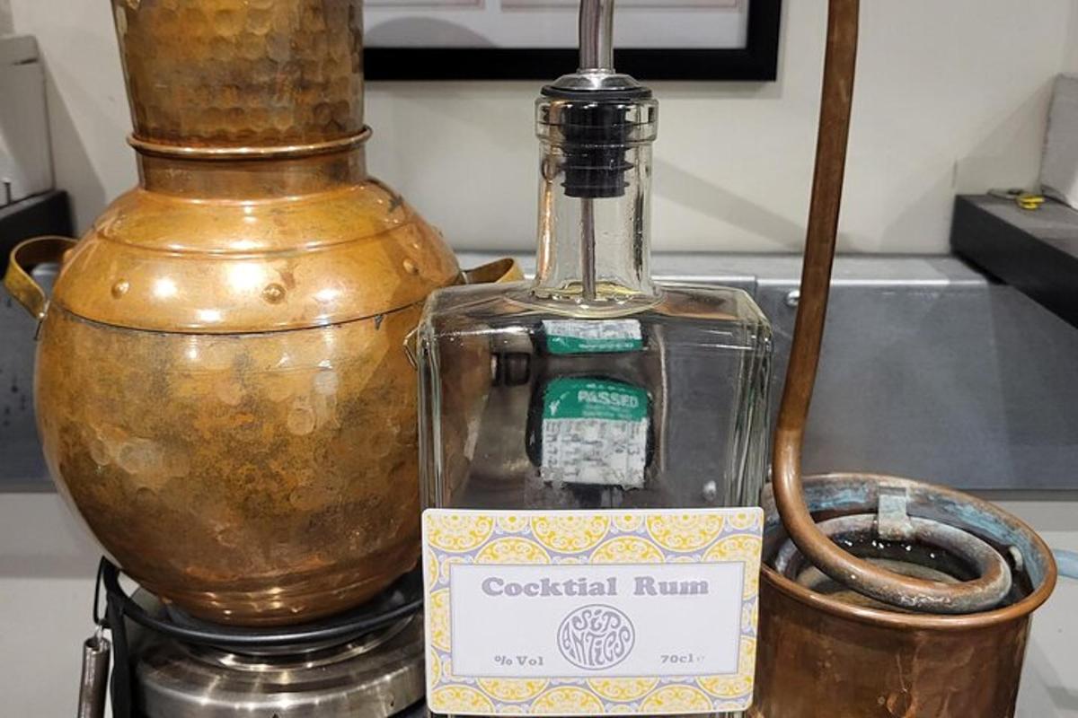 uma garrafa de rum catequiniano ao lado de um liquidificador