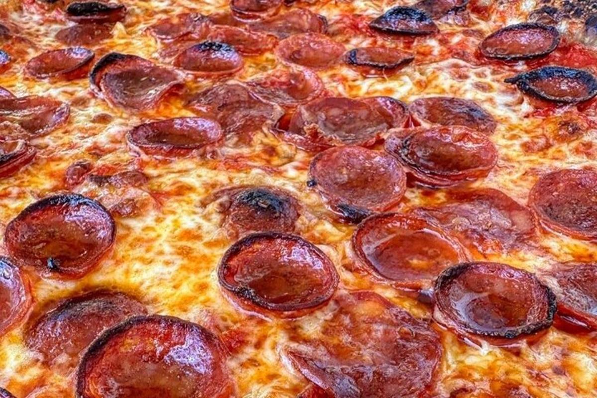 eine Nahaufnahme einer Peperoni-Pizza