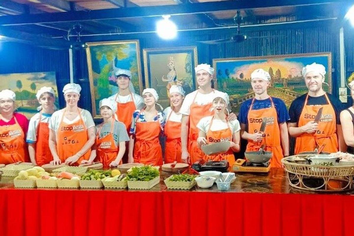 sekelompok orang berdiri di depan meja dengan makanan
