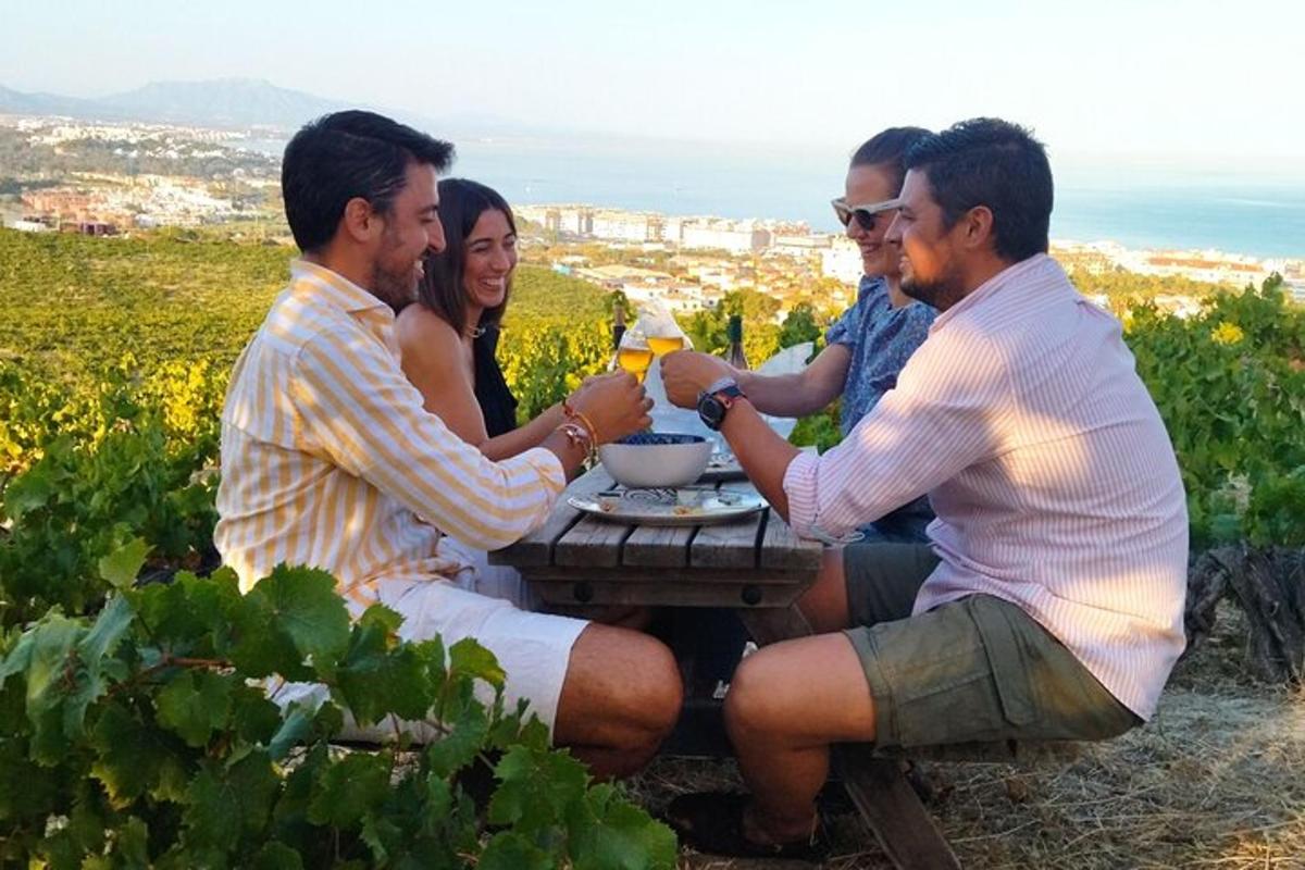 Un grupo de personas sentadas alrededor de una mesa con bebidas.