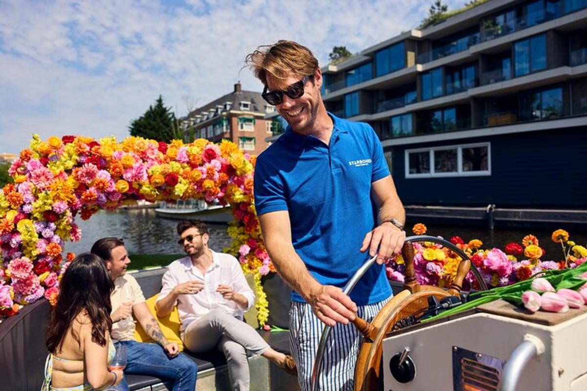 un uomo è in piedi su una barca piena di fiori