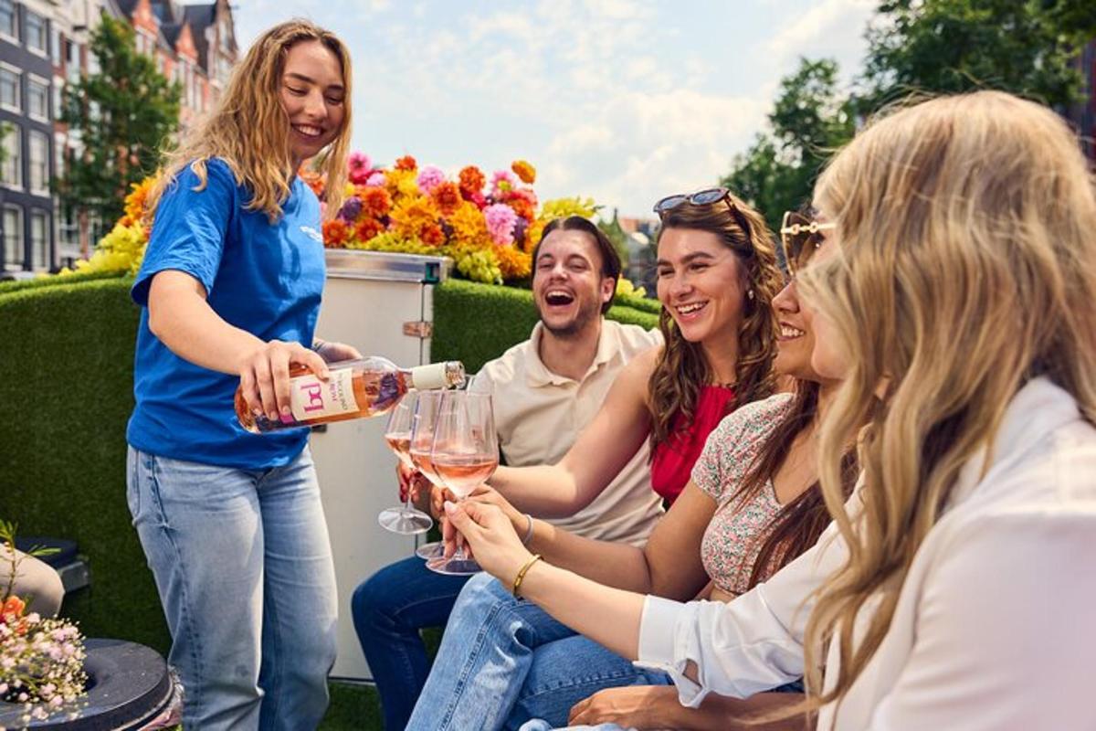 un gruppo di persone sedute a bere vino