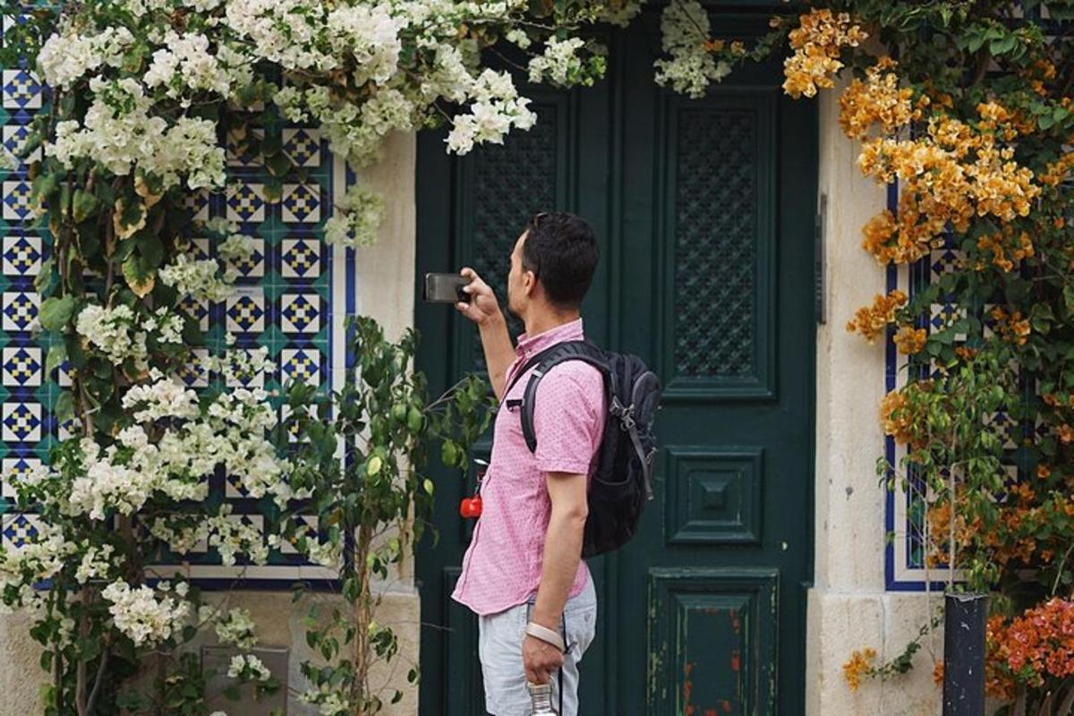 un home amb una motxilla fent una foto d'una porta