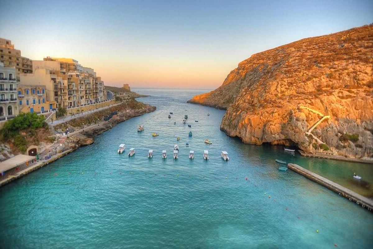 un riu amb un munt de barques a l'aigua