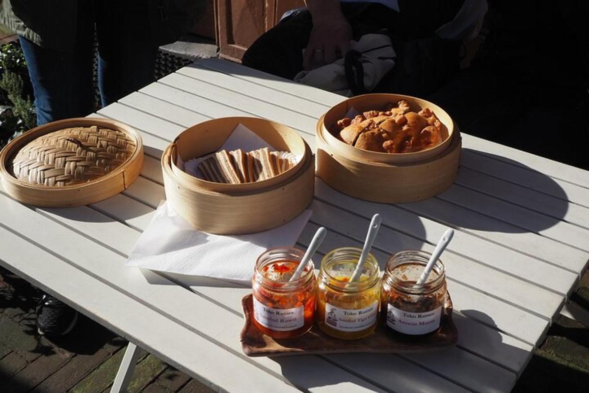 borð með skálum af mat og krukkum af hunangi