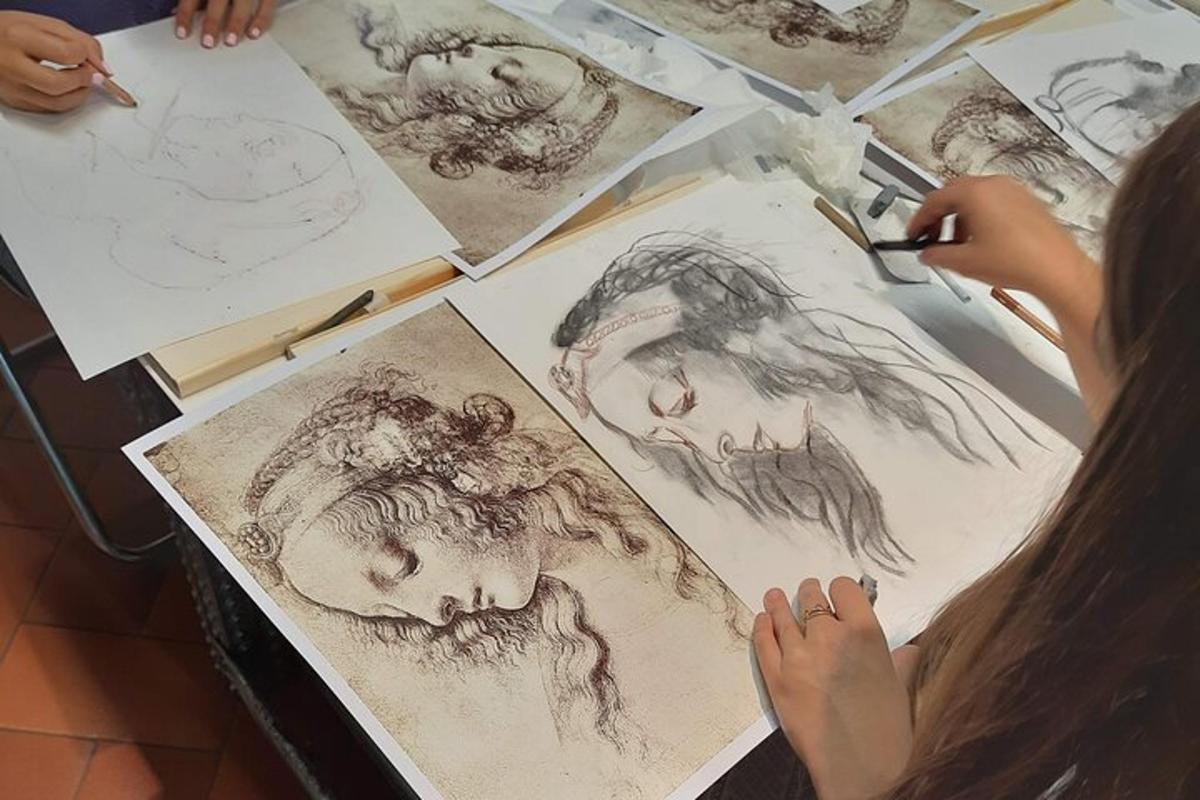 Una niña está dibujando un demonio en unos dibujos.