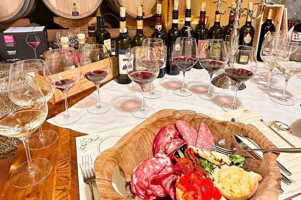 o masă cu pahare de vin și o farfurie cu mâncare