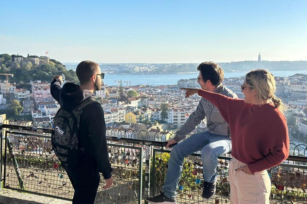 un grup de persones dretes a dalt d'una torre