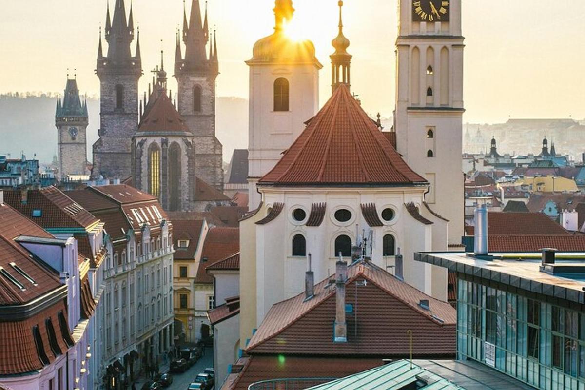 Una vista de una ciudad con una torre de reloj.