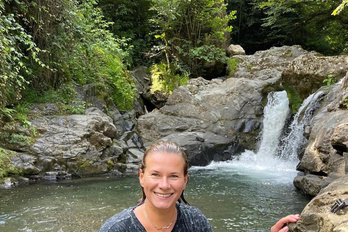 una donna in piedi davanti a una cascata
