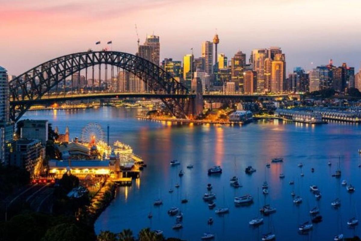 uma ponte do porto de Sydney e uma cidade à noite
