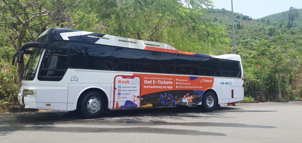 avtobus parkiran ob cesti