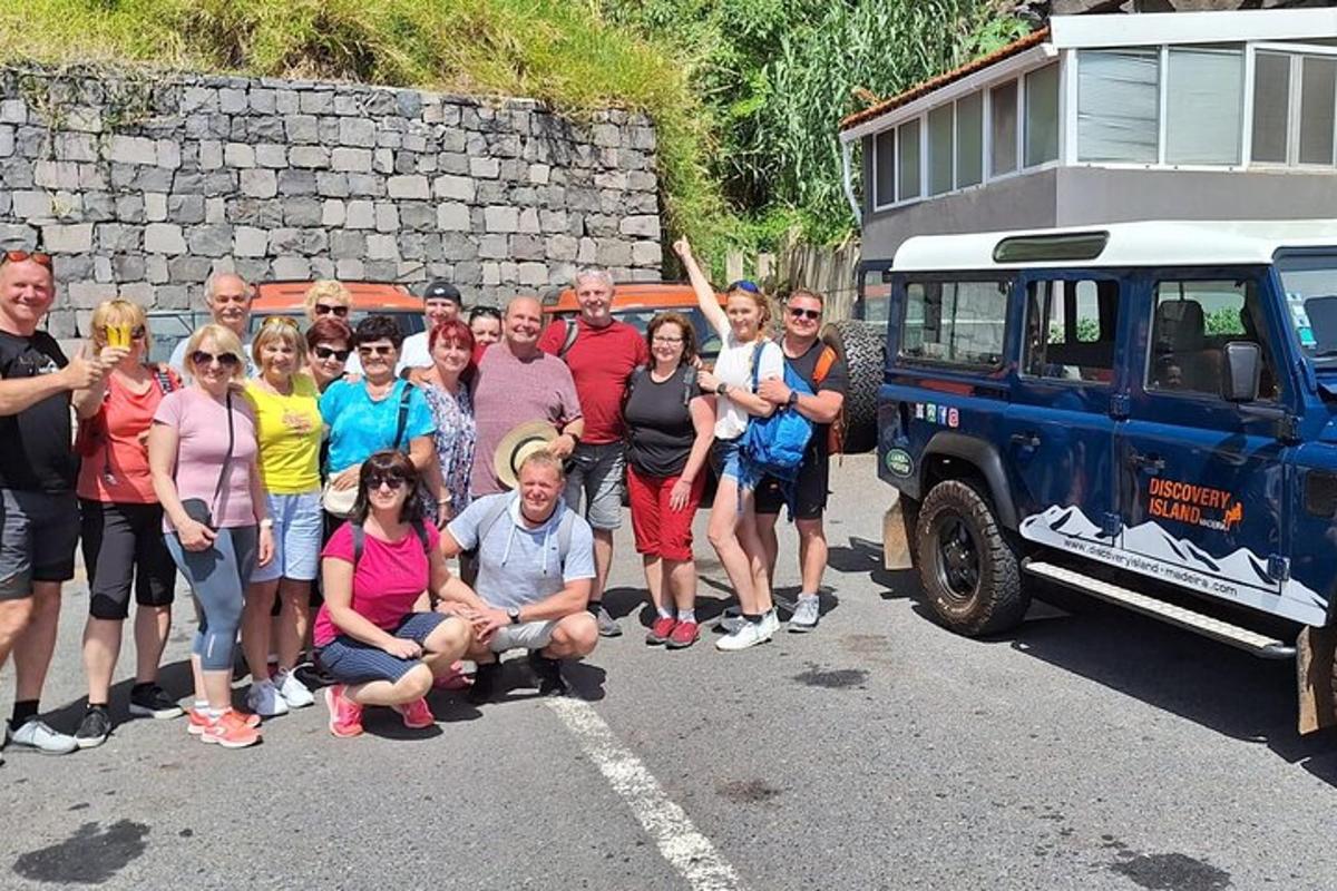 skupina lidí stojících na parkovišti vedle autobusu