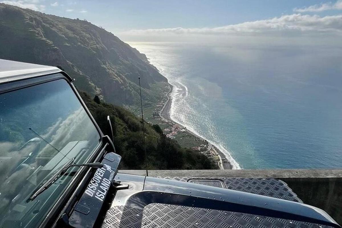 auto zaparkované na vrcholu hory s výhledem na oceán