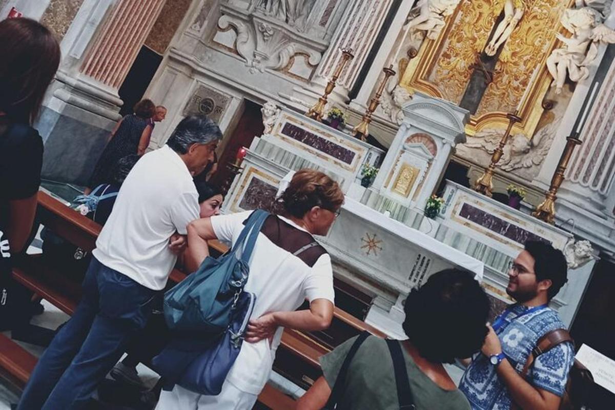 sekumpulan orang berdiri di hadapan sebuah gereja