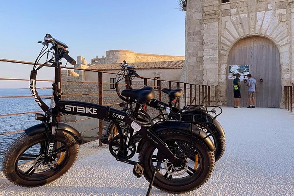 una motocicleta aparcada davant d'un edifici