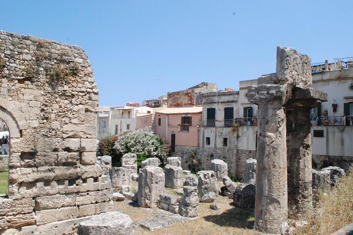 un grup de ruine cu clădiri în fundal