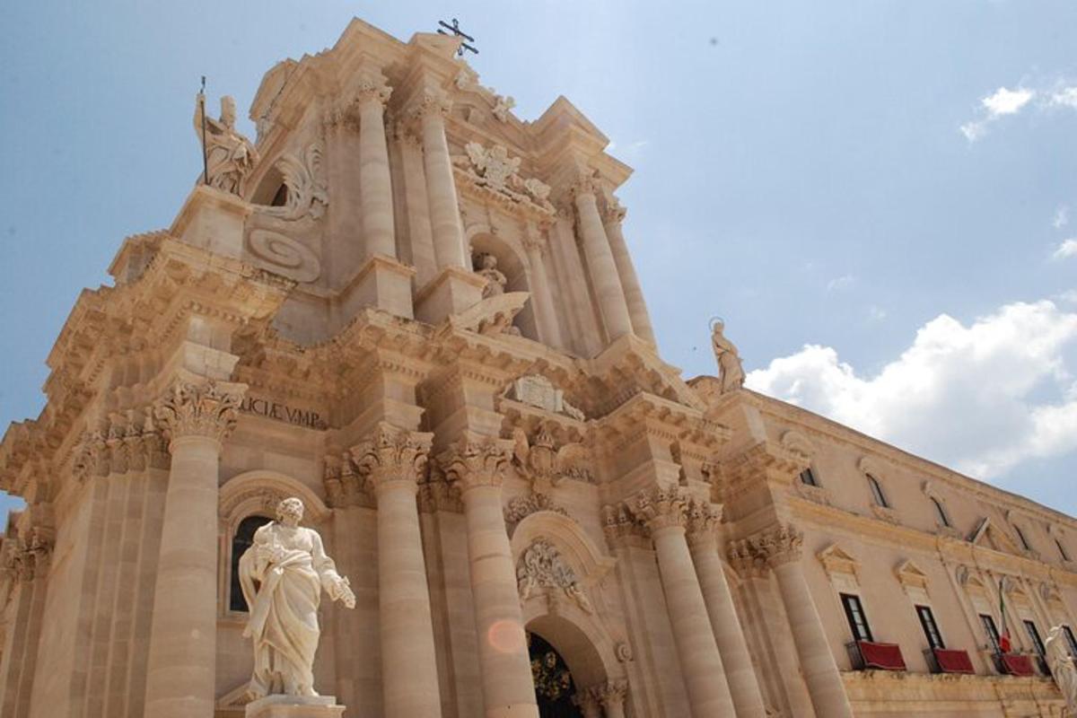 un edifici amb una estàtua al davant