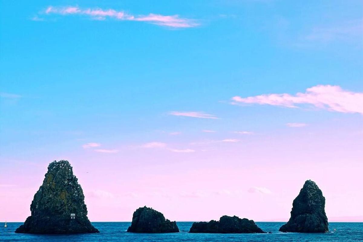 Un grupo de rocas en el océano con un cielo