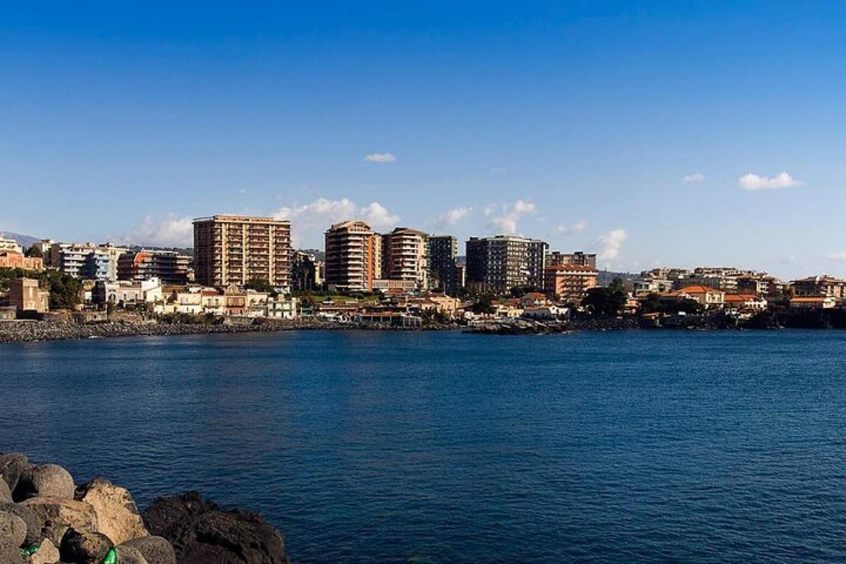 una vista de una ciudad desde un cuerpo de agua