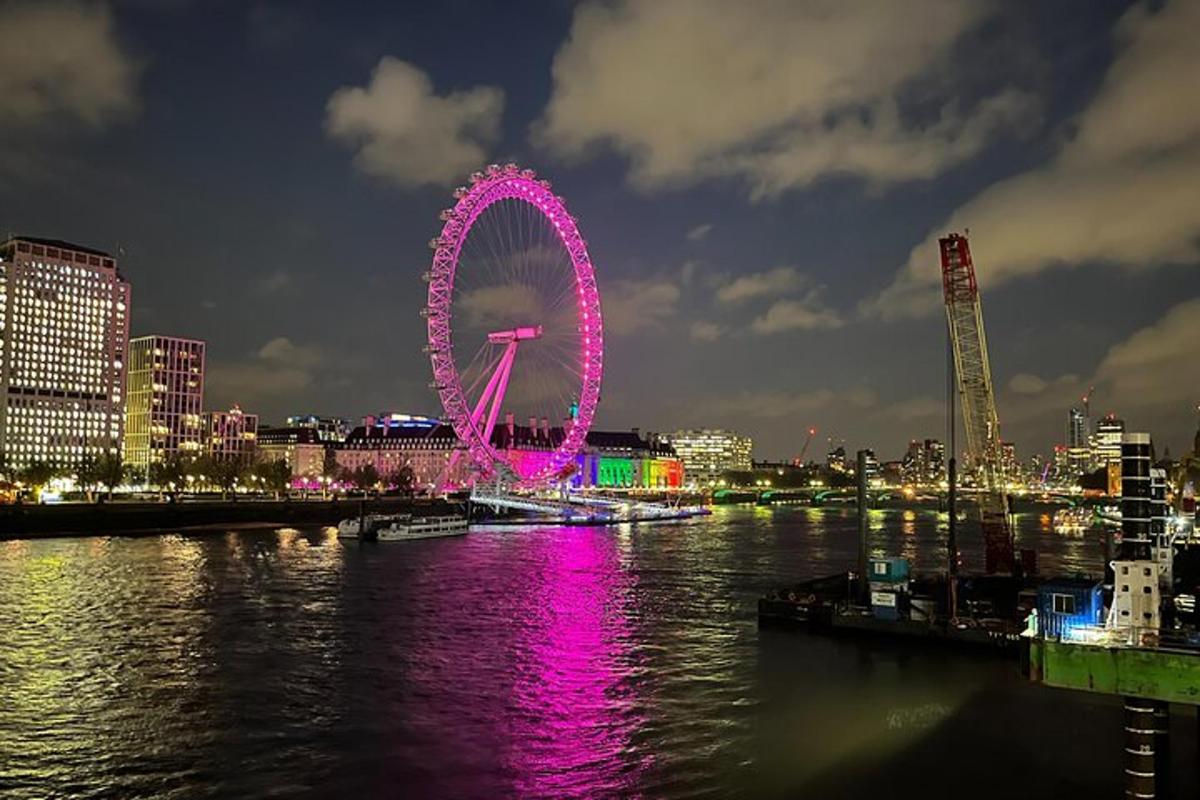 una ruota panoramica illuminata di notte in una città