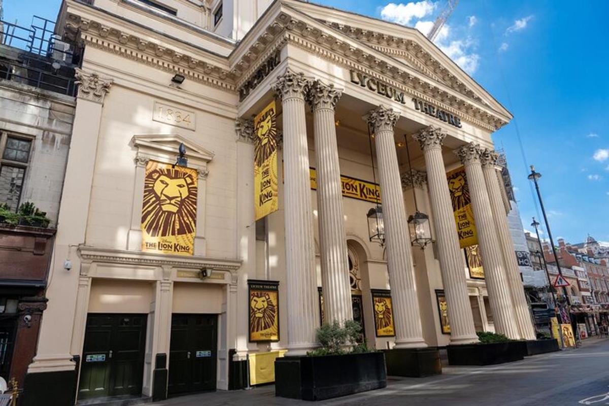 un grande edificio bianco con colonne e un orologio
