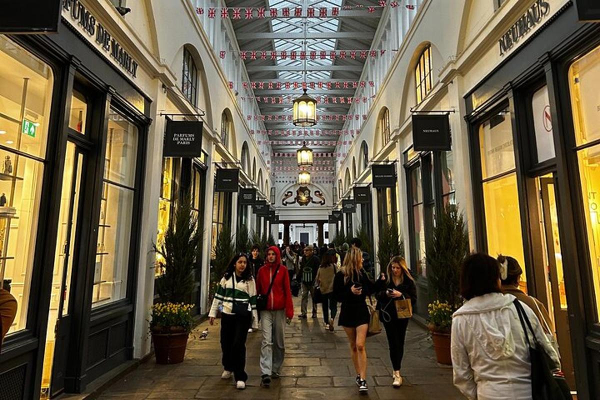 un gruppo di persone che camminano in una galleria commerciale