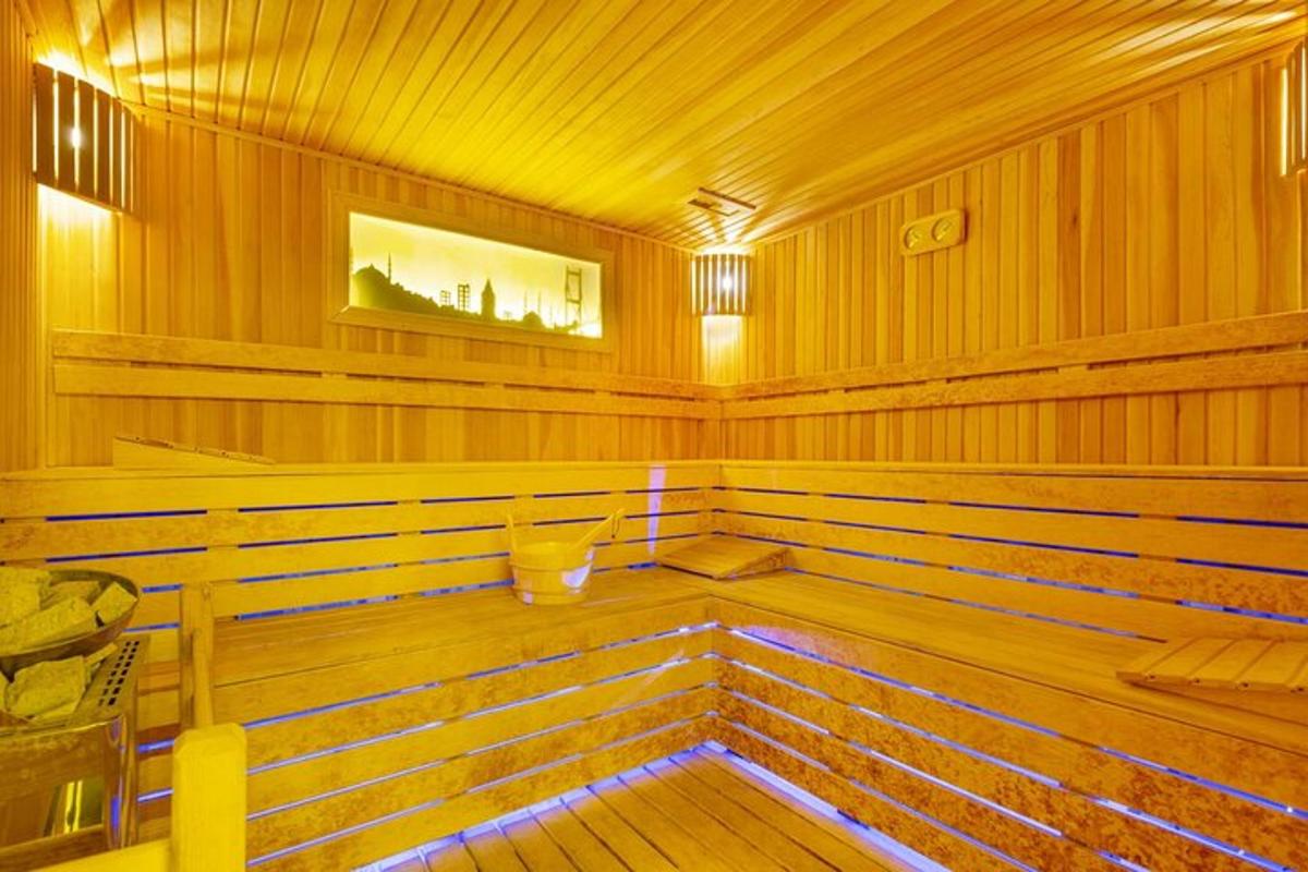 prázdná sauna s dřevěnými stěnami a dřevěnými podlahami